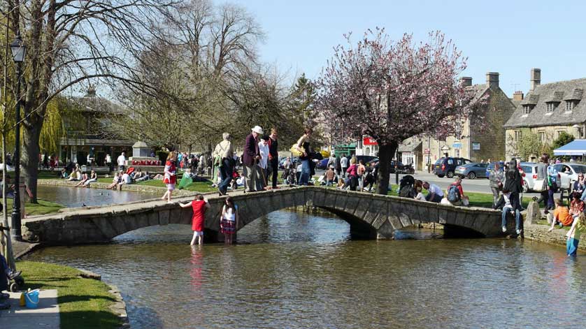 Stone Bridge, Bourton-on-the-Water, Cotswolds, England, UK.