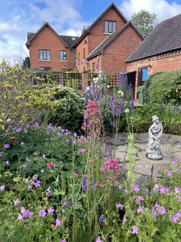 A tiny garden in a Worcestershire village © Mark Brazil.