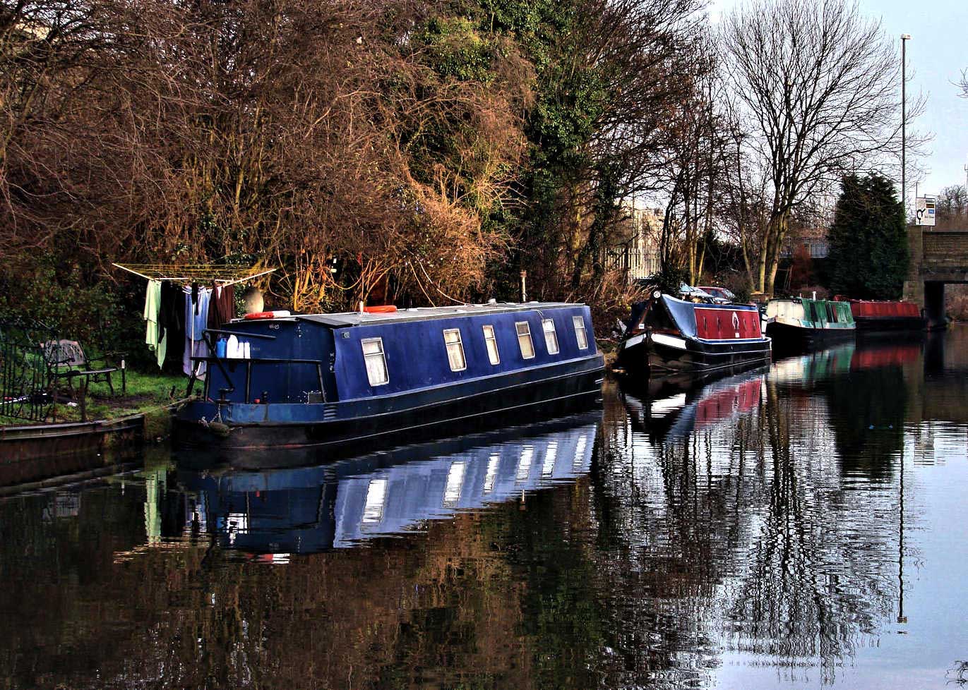 The Coventry Canal is home to many houseboats.