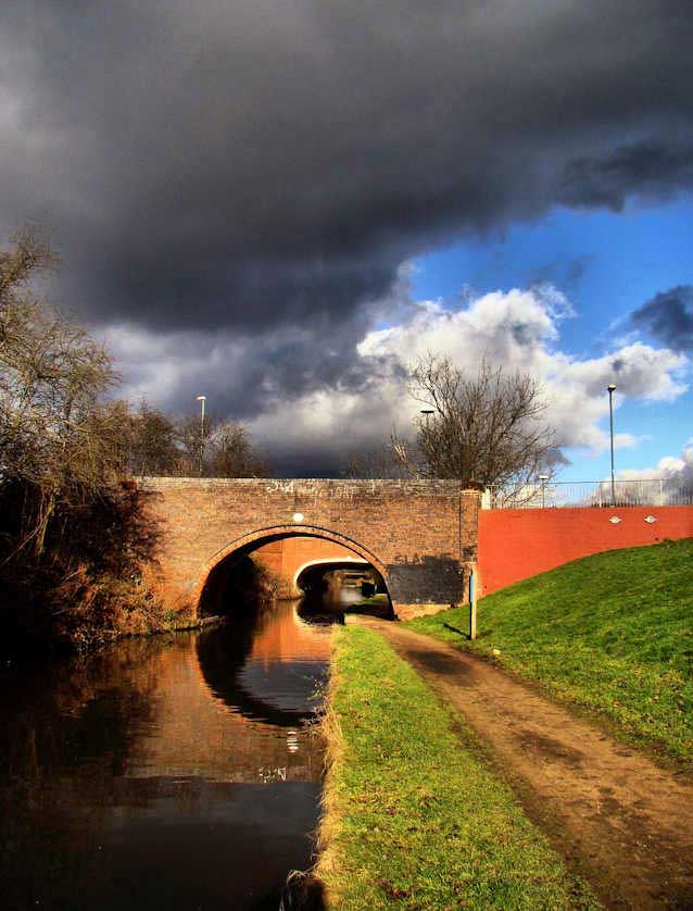 Many small bridges cross the Coventry Canal.
