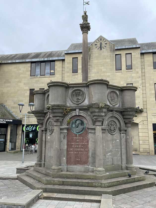 Mercat Cross, a memorial to King Edward VII erected in 1913.