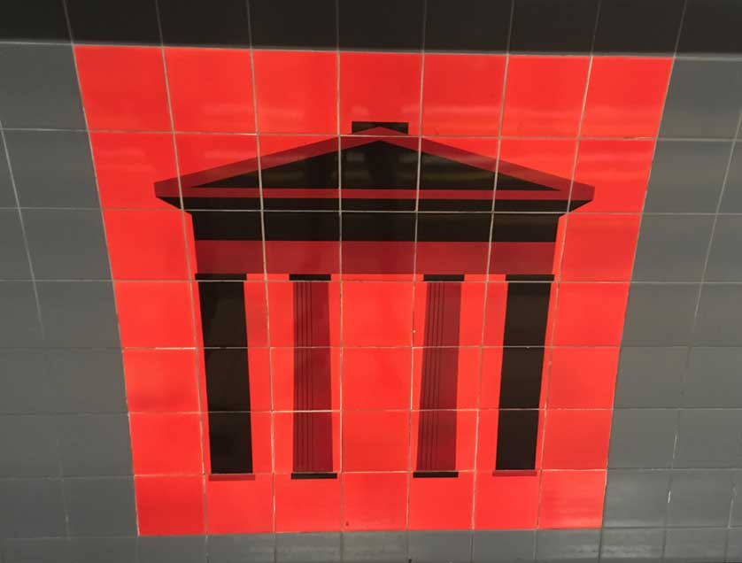 A reminder of the Doric arch which stood on the station site.