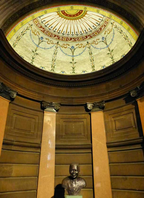 Almost like a museum, the corridors and alcoves of Glasgow City Chambers contain a large number of statues.
.