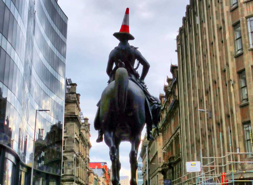 An emblem of Glasgow, the Duke of Wellington with traffic cone.
