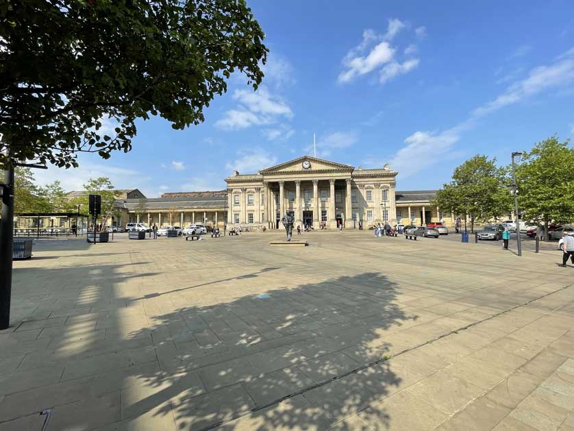 St George's Square is pedestrianized.