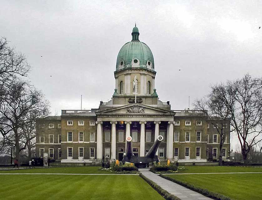 The front of the museum and huge naval guns.