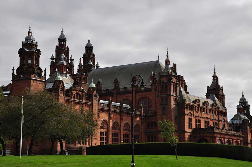 The museum is in Spanish Baroque style.
