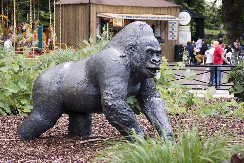Statue of Guy the Gorilla.