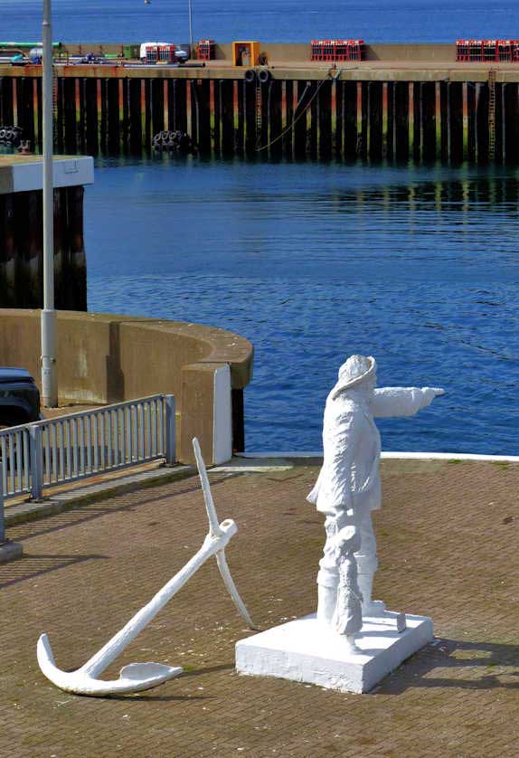Fisherman and Child, a sculpture by Mark Rogers.