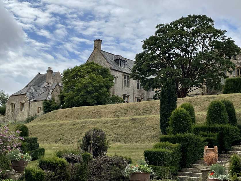 The manor had been owned since the 11th century by only four families (Brett, Morgan, Brodrepp, Compton).