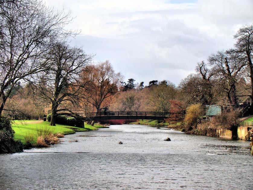 Downstream of the Mill garden a pedestrian bridge crosses the River Avon from the castle grounds.