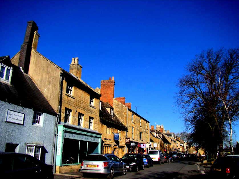 The open-air street market still takes place every Tuesday and is the largest in all of the Cotswolds with up to 200 stalls.