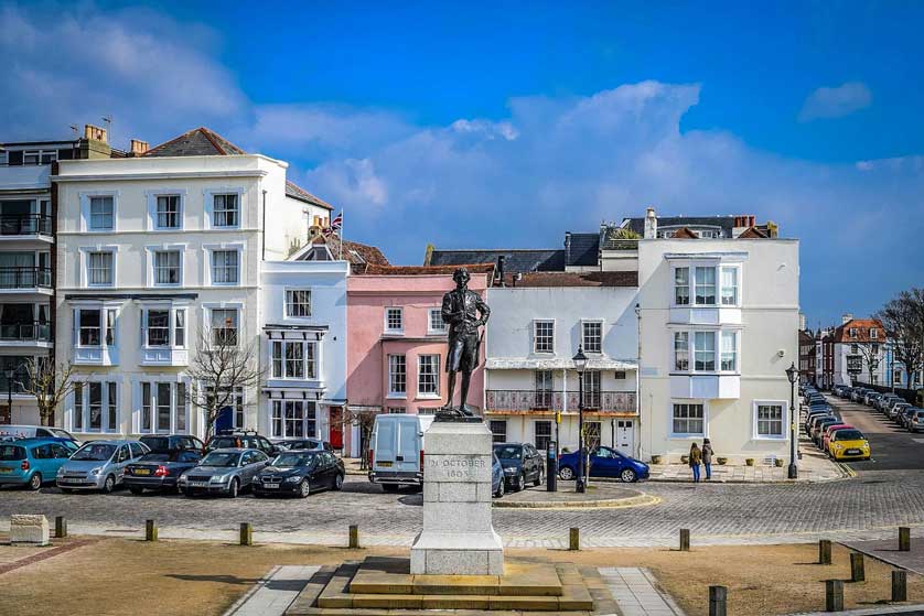 Statue of Nelson.