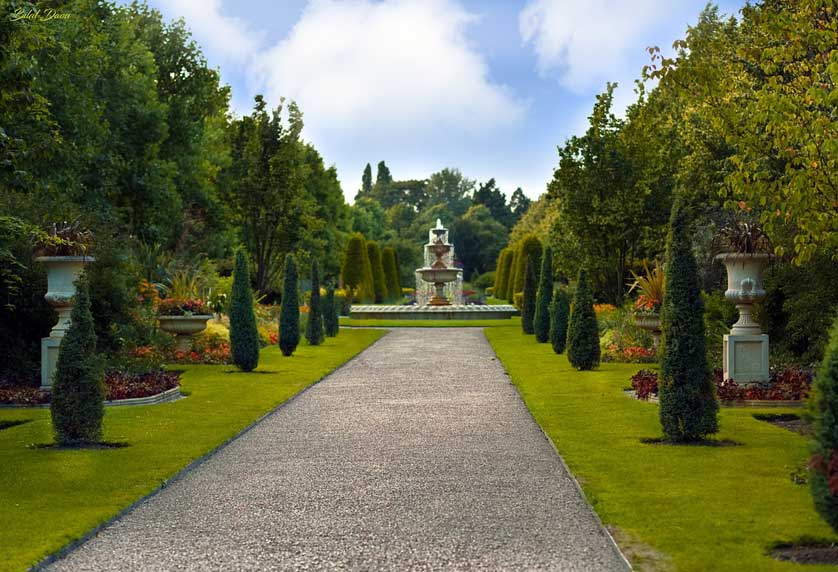 The park includes several monuments and fountains.