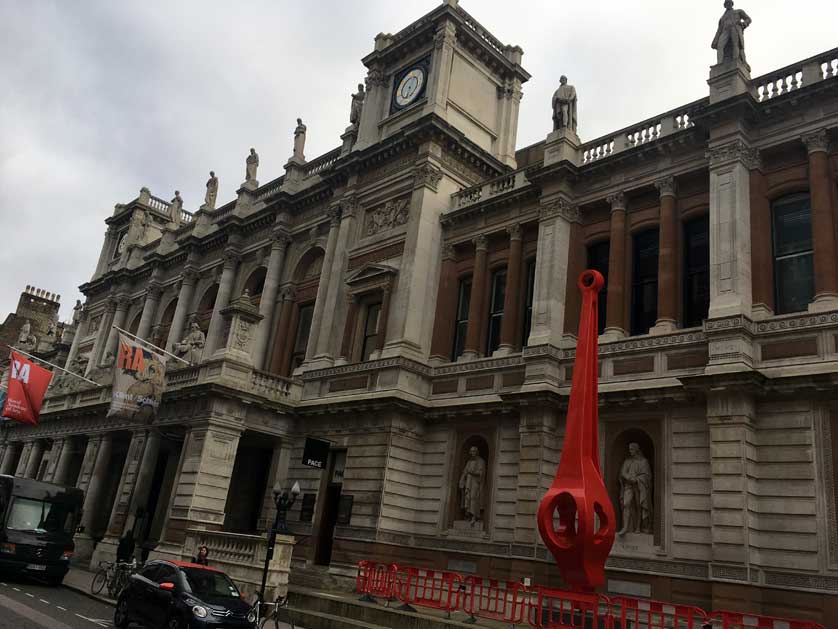 The entrance seen from Piccadilly.