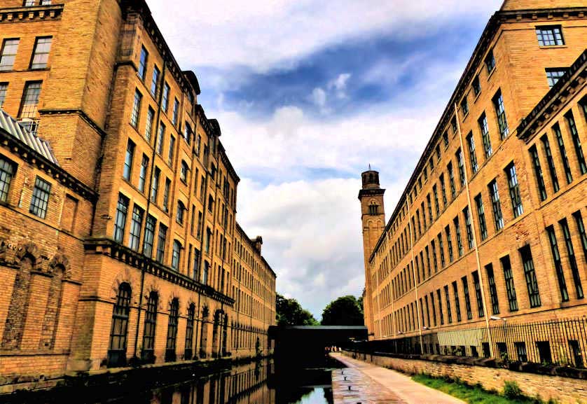 Located on both banks of the Leeds Liverpool Canal, Salts Mill was the biggest factory in the world.