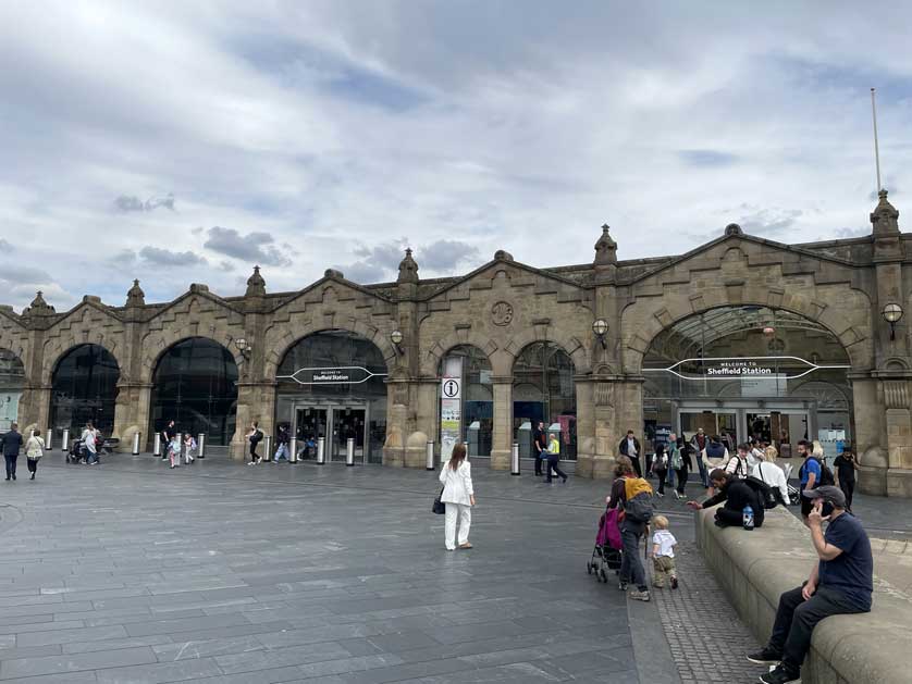 The square outside the station.