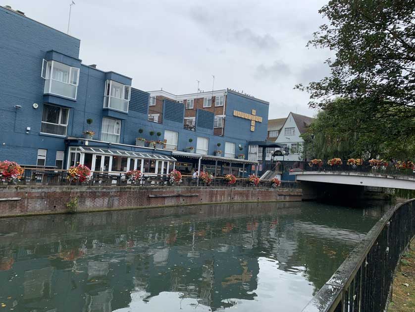 The Saracens Head pub and bridge over the River Lea.